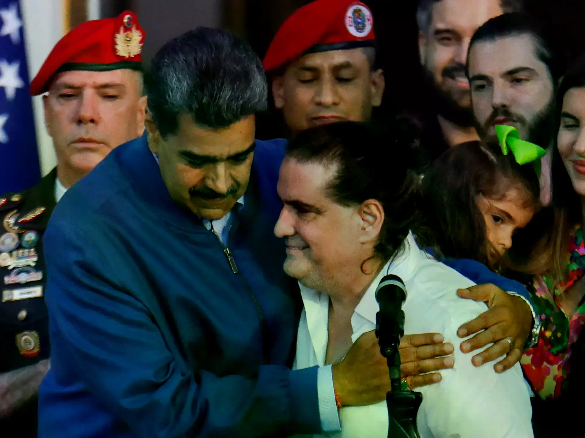 Nicolás Maduro abraza a Alex Saab en el Palacio de Miraflores en diciembre de 2023.