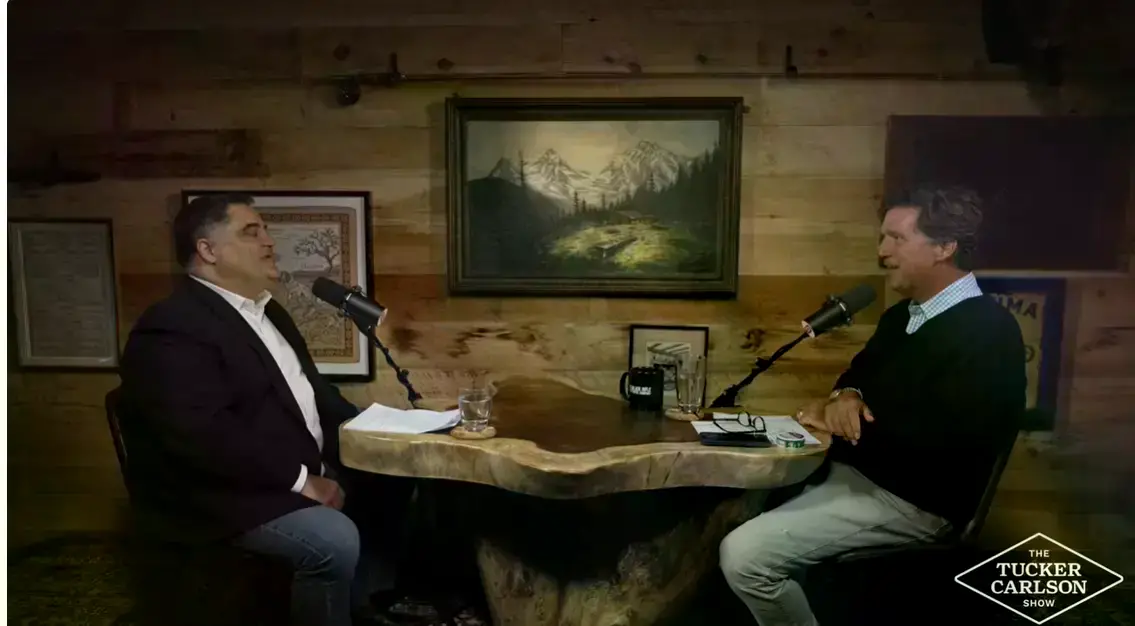 Cenk Uygur y Tucker Carlson durante su entrevista en enero de 2026.