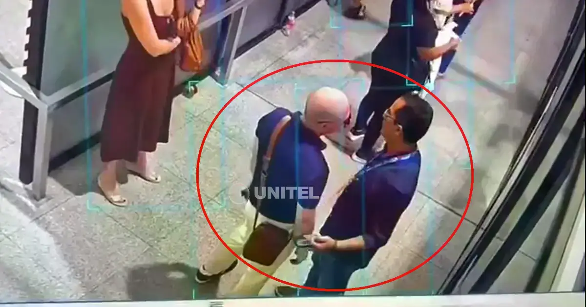 Fotograma del video de seguridad que muestra a Hebert Zeballos en el aeropuerto.
