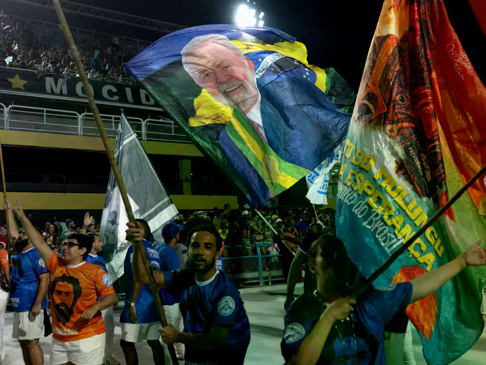 Bandera con la imagen del presidente Lula en un ensayo de la escola de samba Adémicos de Niteroi.