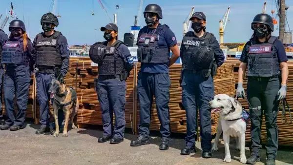 Efectivos y perro adiestrado en el hallazgo de la droga en puerto de Arica.