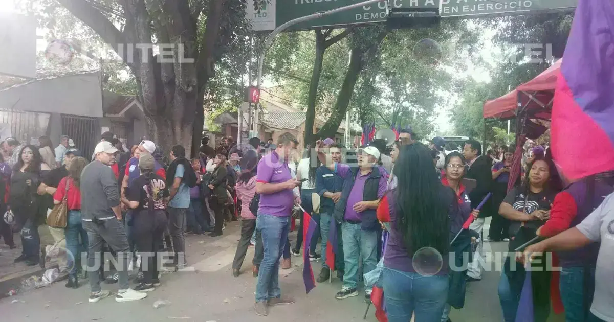 Vigilia en puertas del Tribunal Electoral Departamental de Cochabamba.