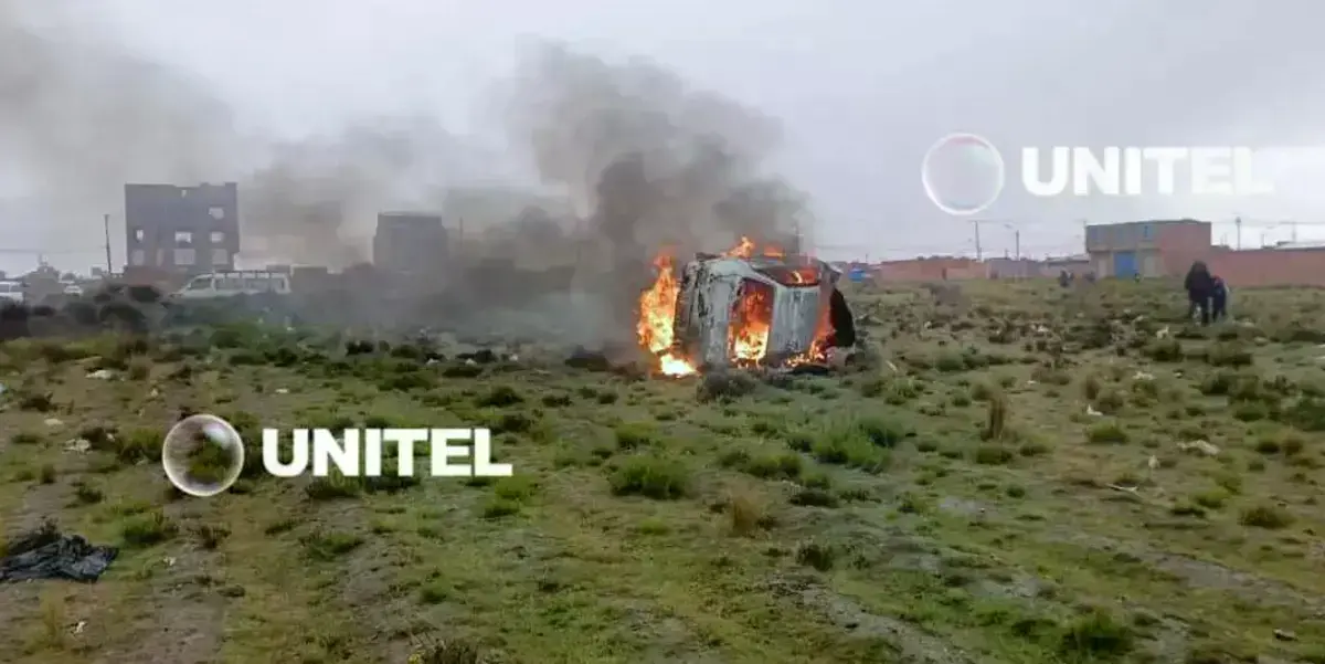 El vehículo en el cual pretendían huir quedó en llamas.