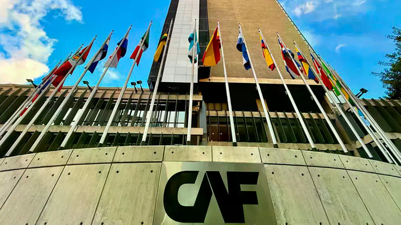 Frontis del edificio de la CAF.