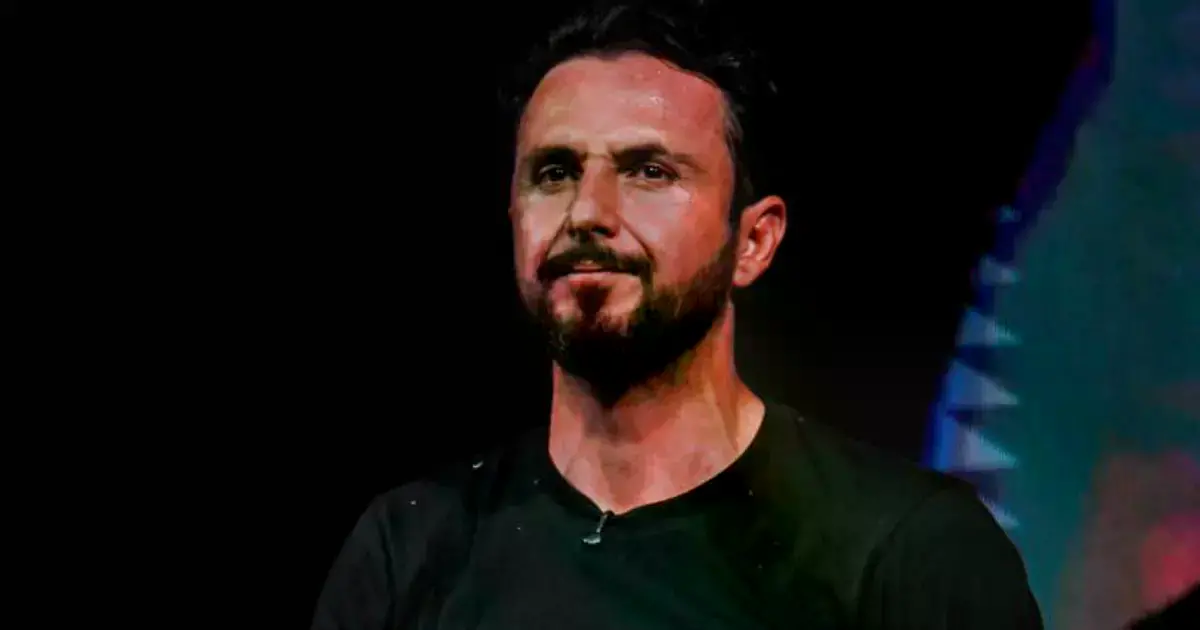 El candidato JP Velasco se dirige a los medios de comunicación.