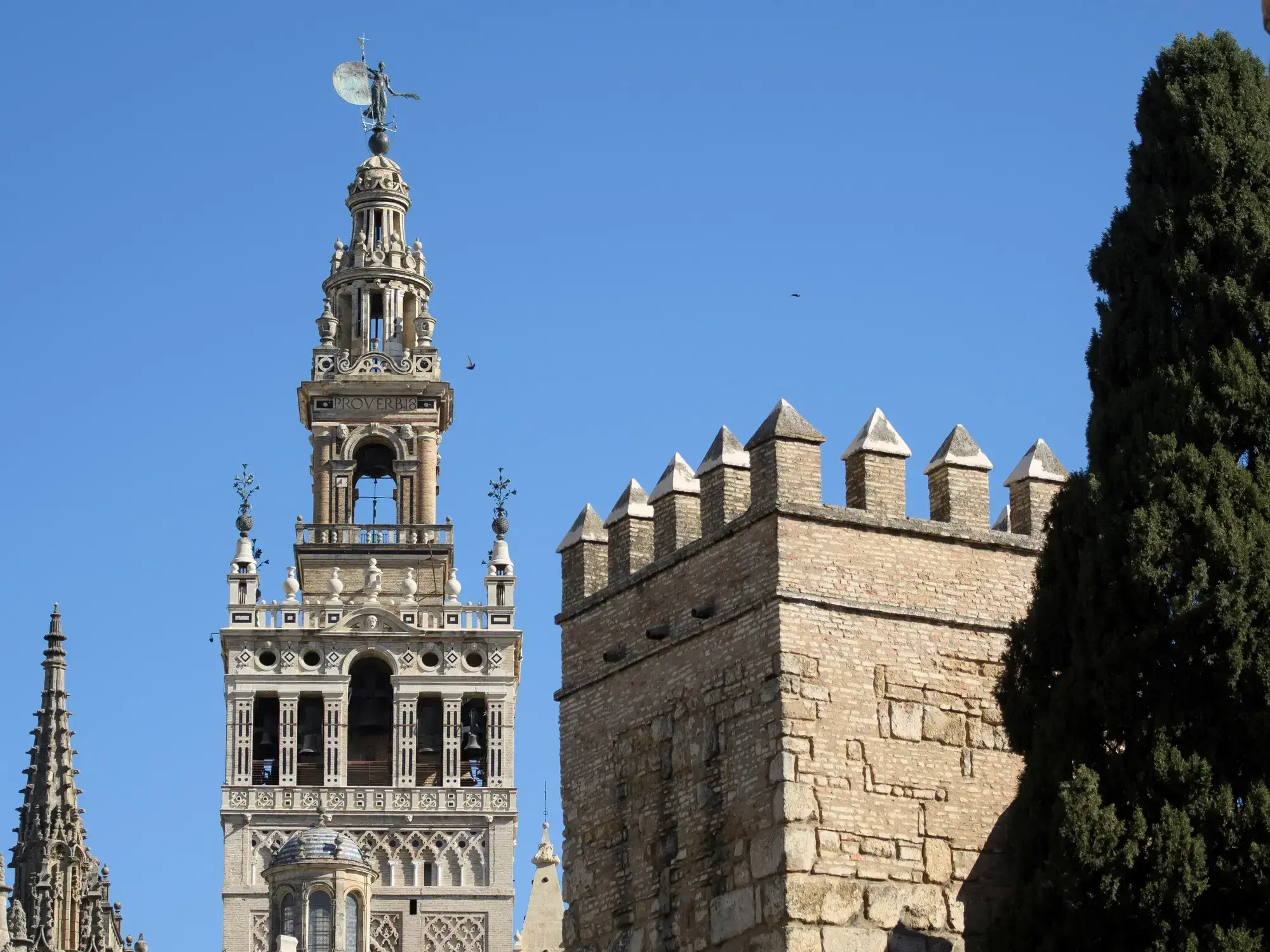 La Giralda, símbolo de Sevilla, sufrió el desprendimiento de un adorno ornamental por el temporal.