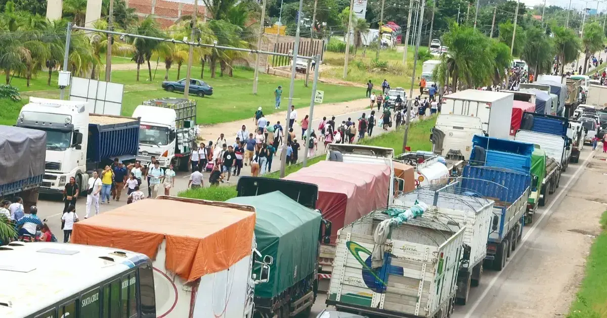 Protestas en Santa Cruz y La Paz del sector transporte marcaron la jornada.