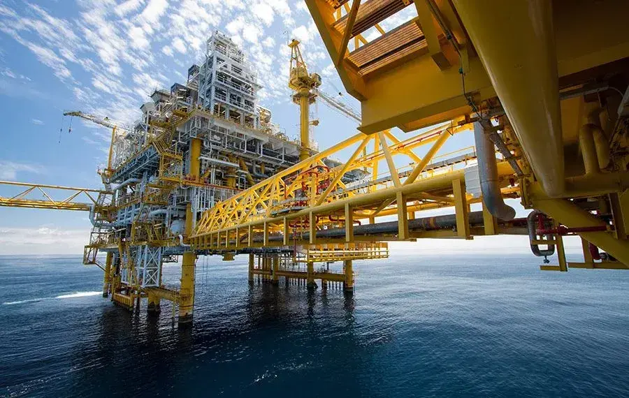 Plataforma petrolera en alta mar.