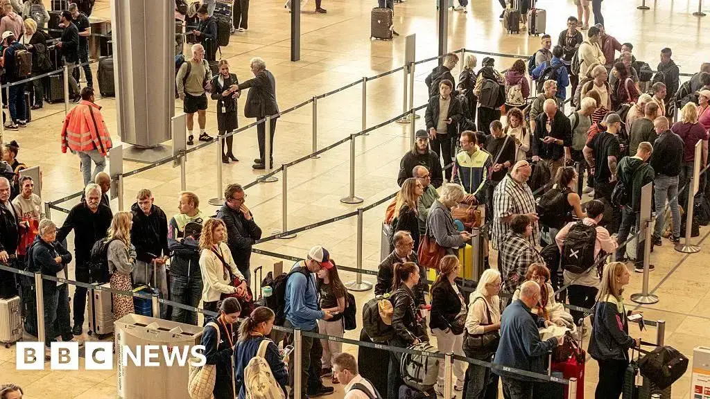 Pasajeros esperan en el control de pasaportes de un aeropuerto europeo.