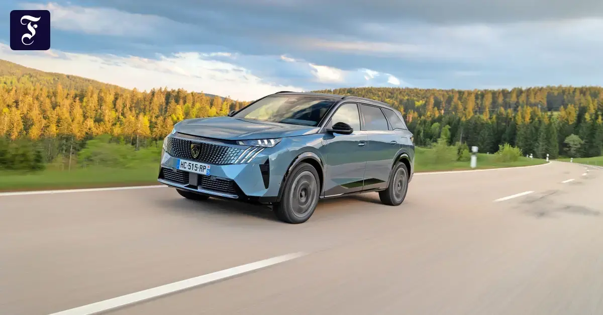 El Peugeot E-5008, un vehículo de 4,79 metros de longitud.