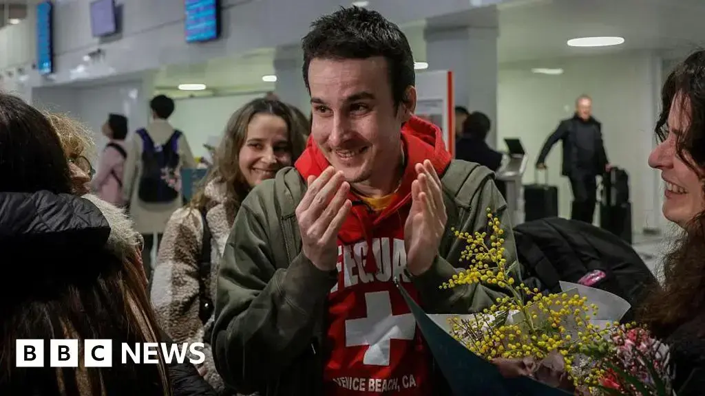 Tom Félix sonríe a su llegada al aeropuerto Charles De Gaulle de París.