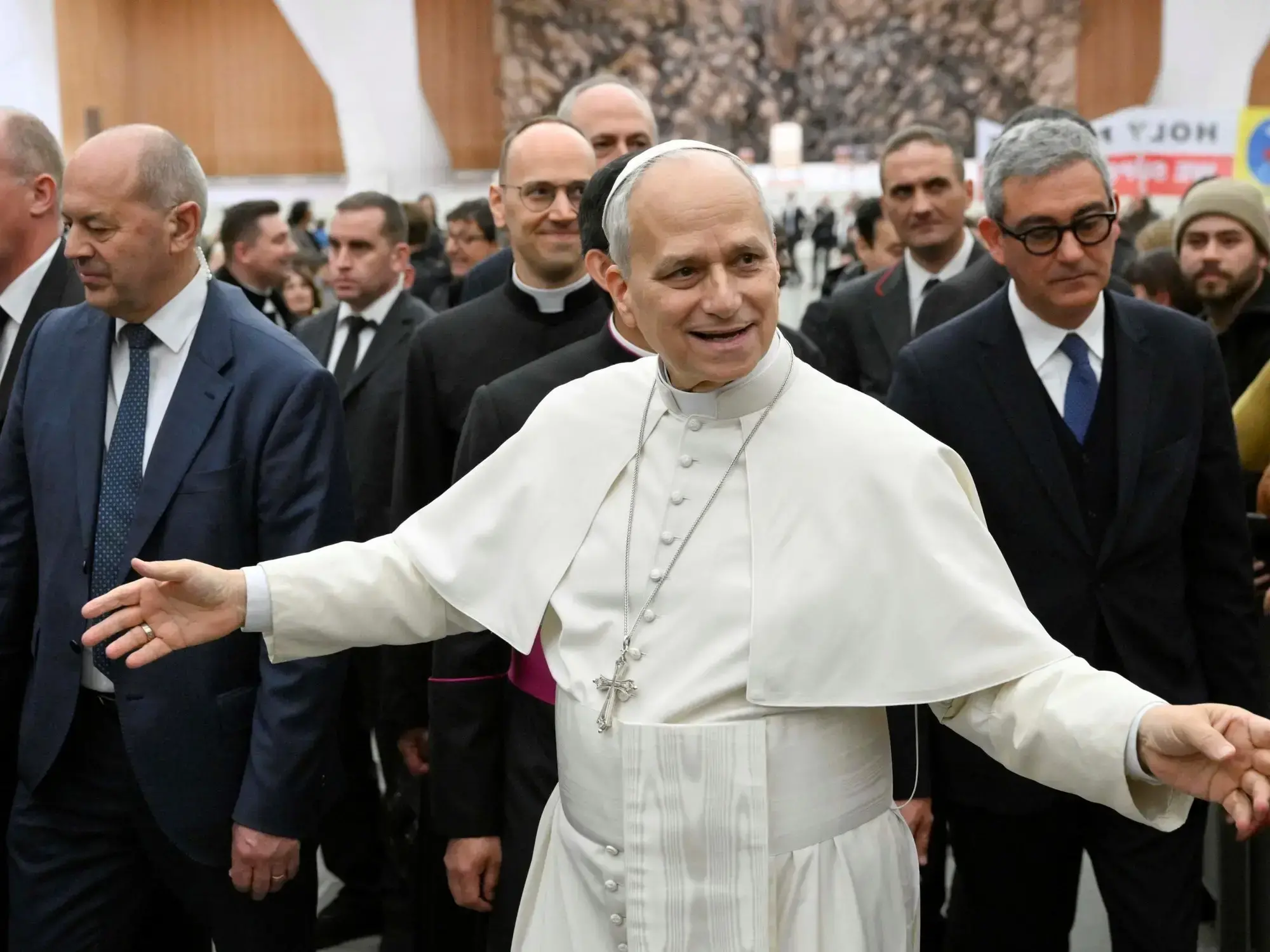 El Papa León XIV camina al lado de un miembro de la Guardia Suiza, en el Vaticano.