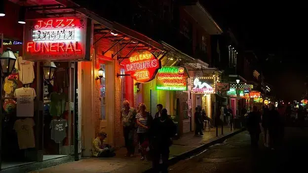 El Barrio Francés de Nueva Orleans por la noche.