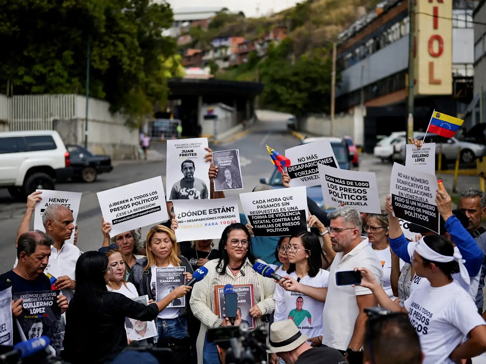 Familiares de presos en Venezuela reclaman su liberación frente al centro de detención y torturas El Helicoide, en Caracas.