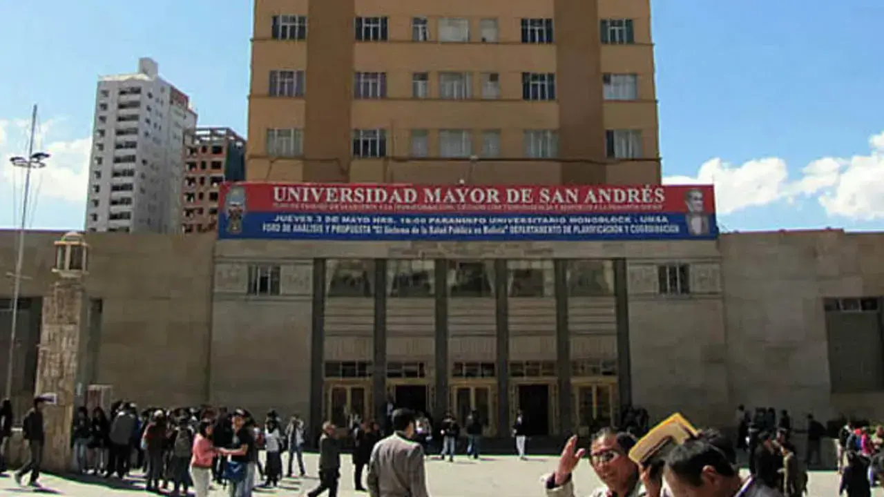 Frontis de la Universidad Mayor de San Andrés.