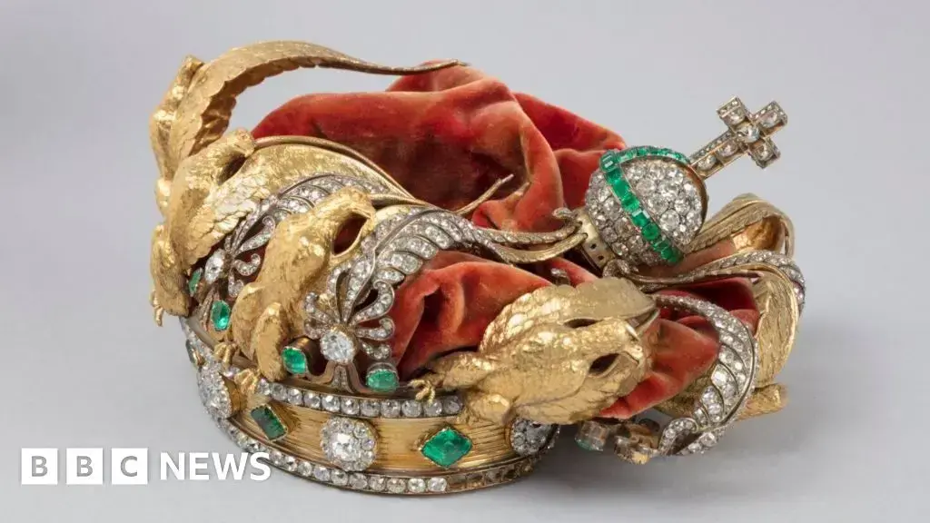 La corona de la emperatriz Eugenia, dañada tras el robo en el Louvre.