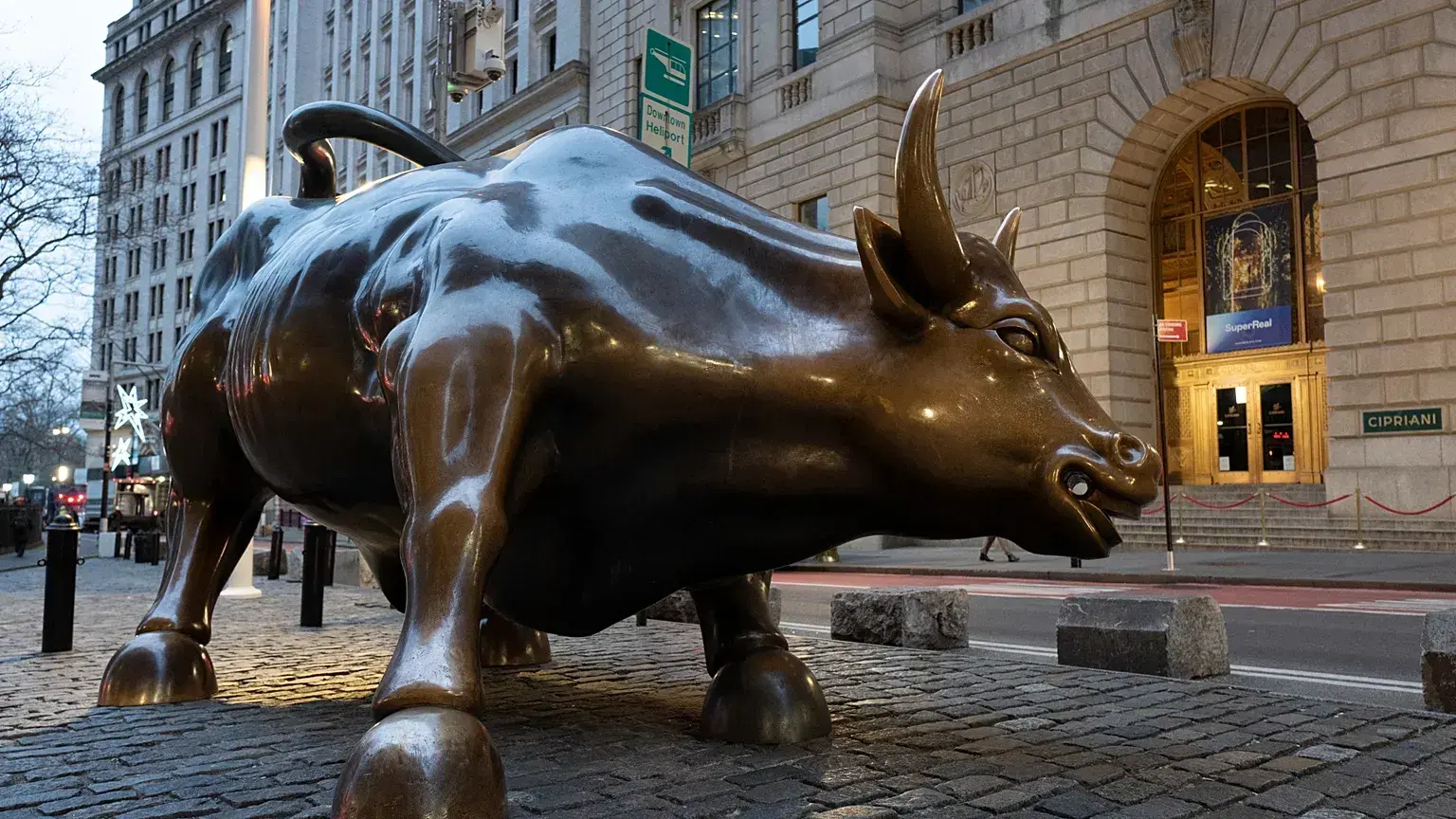 El toro de Wall Street en el distrito financiero de Manhattan, enero de 2020.