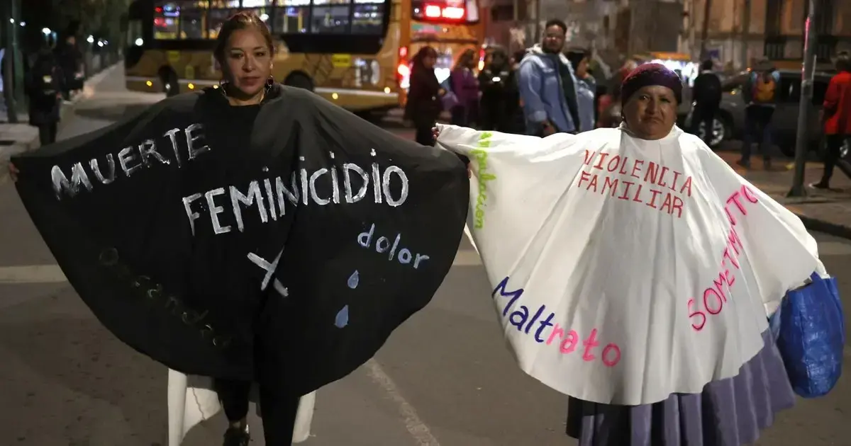 Mujeres durante una marcha por el Día Internacional de Eliminación de la Violencia contra la Mujer en La Paz.