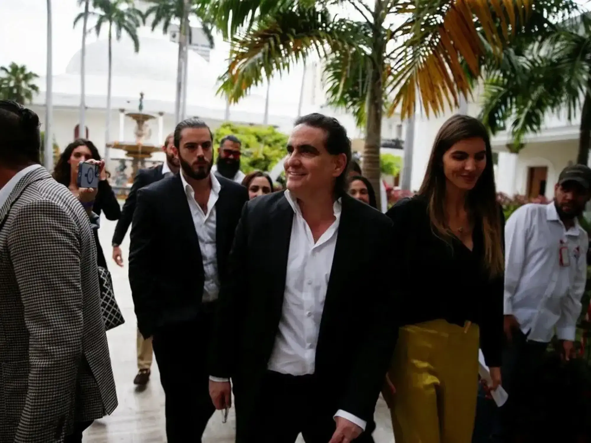 Alex Saab, en el centro junto a su esposa, en Caracas en 2023.