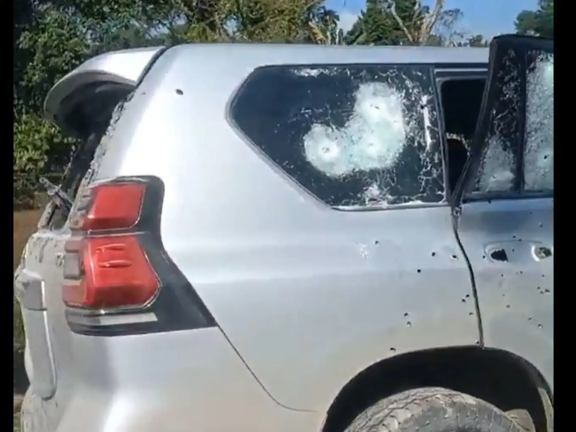 Camioneta blindada con impactos de bala tras el ataque a escoltas de un senador.