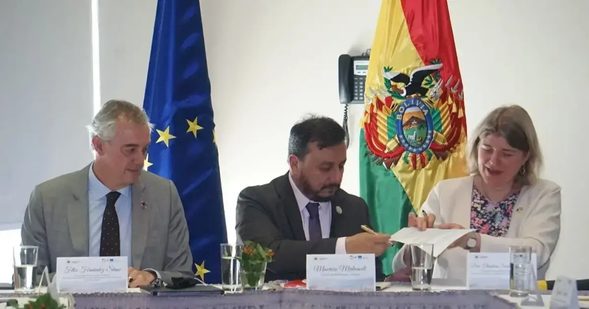 Autoridades durante la firma de un preacuerdo de financiamiento entre Bolivia, la UE y la cooperación alemana.