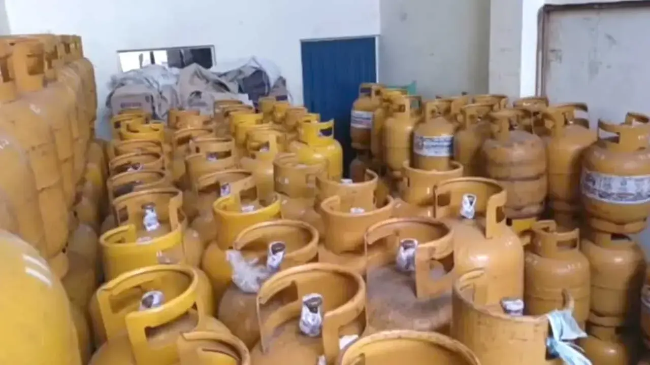 Operativo de incautación de garrafas de GLP en un depósito.