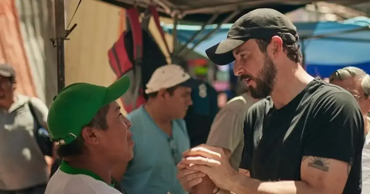 El candidato JP Velasco durante su visita al mercado Los Pozos.