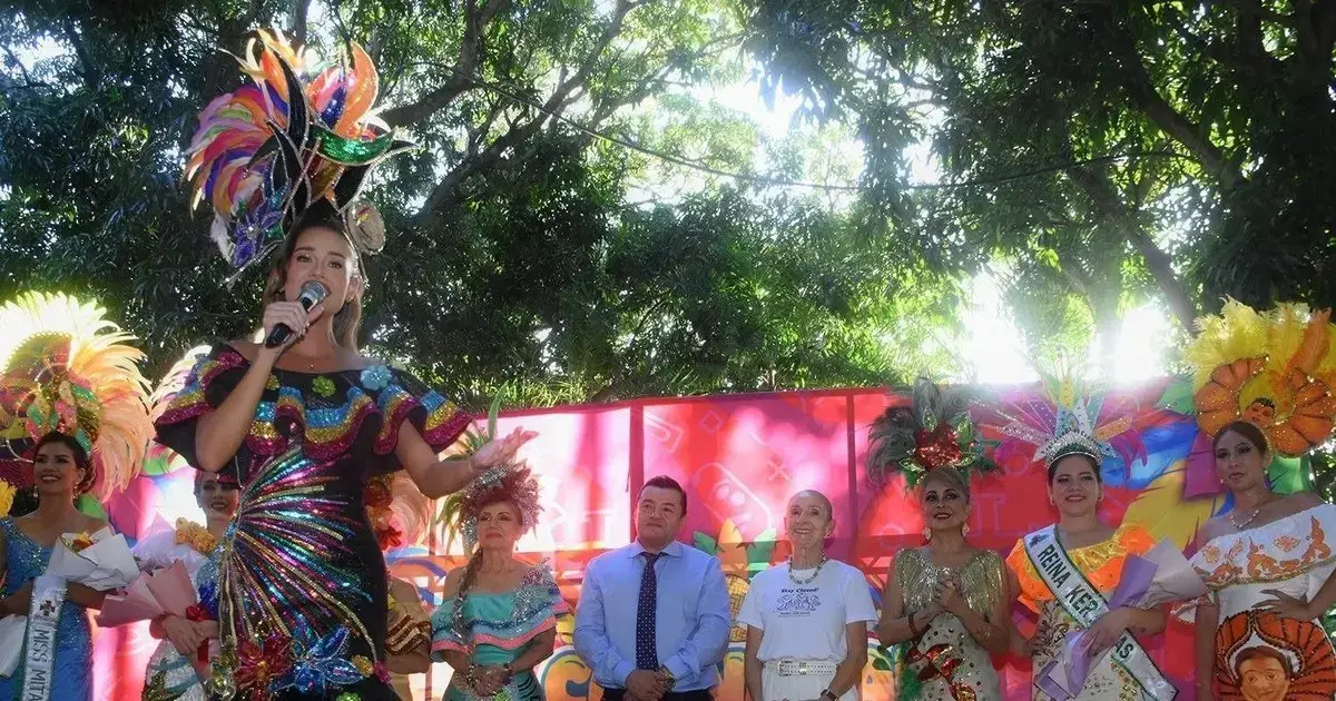 Reina del Carnaval Cruceño Camila I junto a otras soberanas en el Café Típico.
