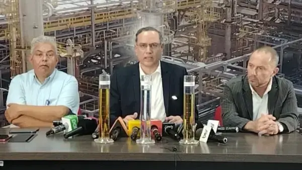 Presidente de YPFB, Yussef Akly (centro).