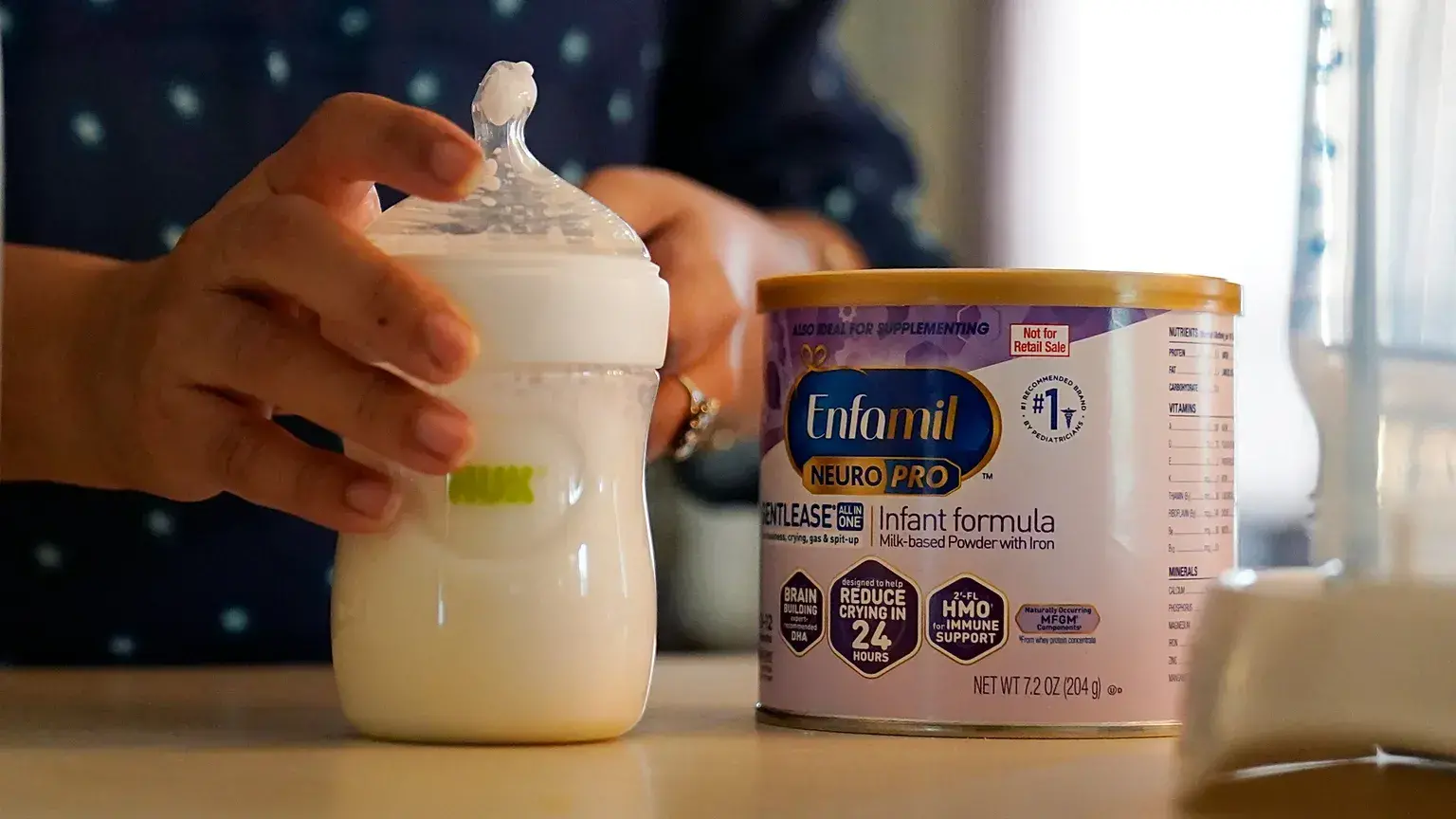 Olivia Godden prepara un biberón de leche de fórmula para su hijo pequeño, Jaiden, el viernes 13 de mayo de 2022.