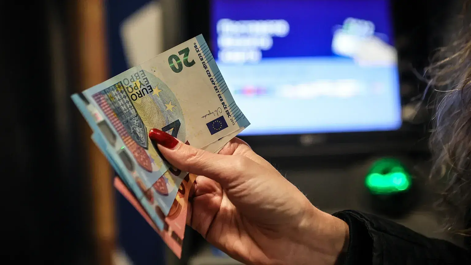 Una persona posa con billetes de euro retirados de un cajero automático en Sofía.