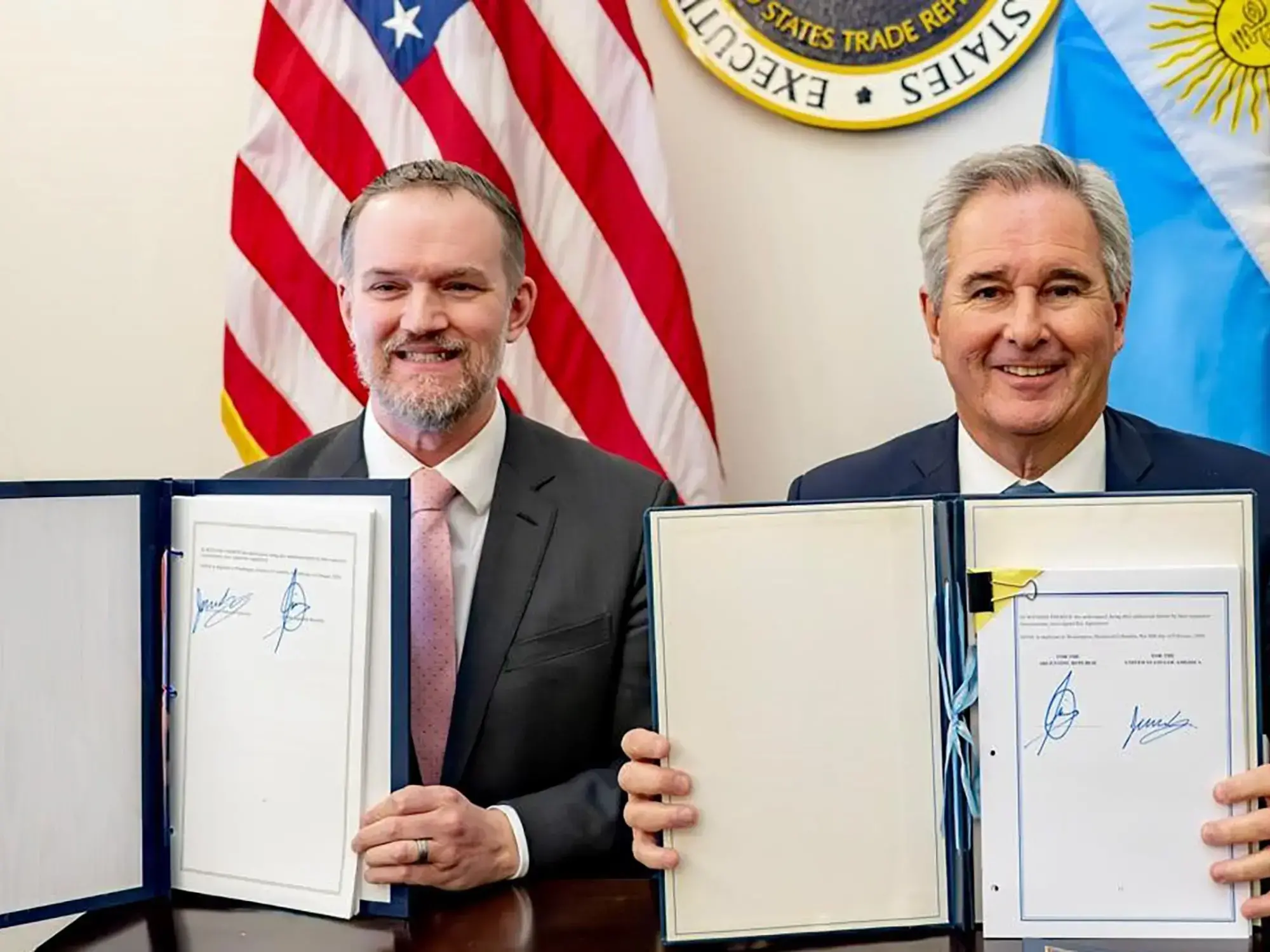 El canciller Pablo Quirno muestra el acuerdo firmado con Estados Unidos.