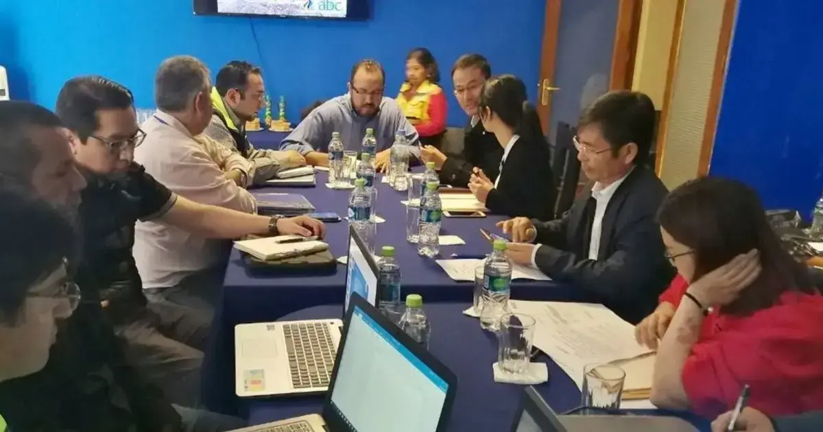El exministro de Obras Públicas, Milton Claros, en una reunión con representantes de Sinohydro.