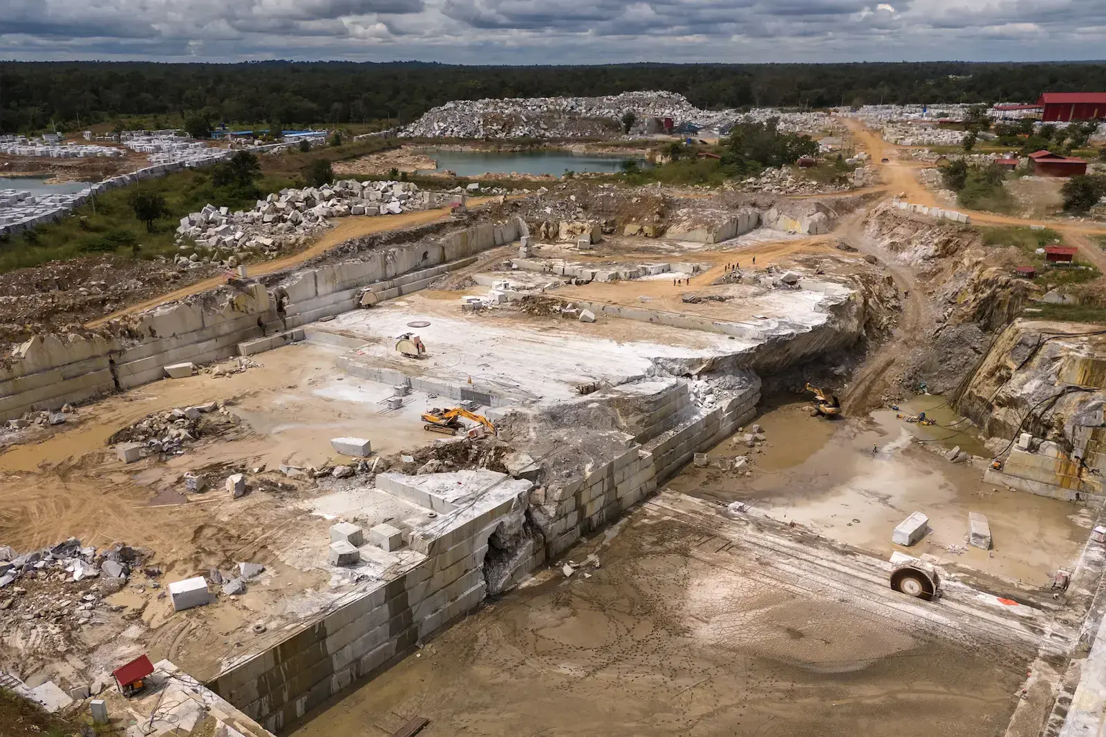 Vista aérea de las operaciones de extracción de mármol dentro del Santuario Lumphat.
