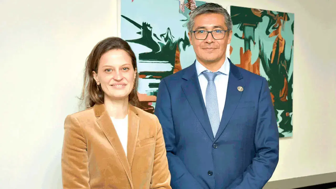 Una vicepresidenta del Banco Mundial y el ministro de Economía de Bolivia, Gabriel Espinoza.