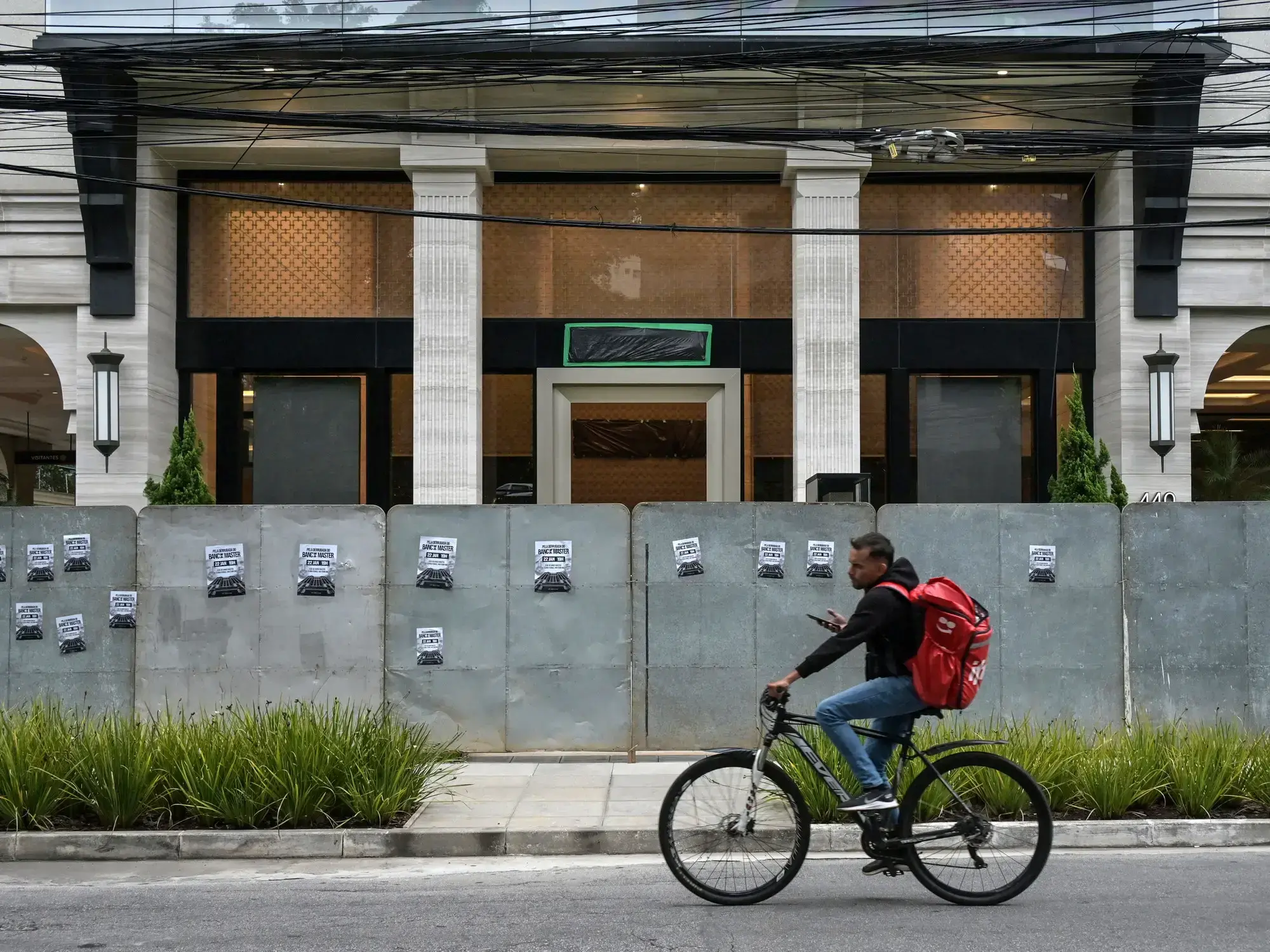 Vallas frente a la sede del Banco Master, en San Pablo, cerrado en medio del escándalo.