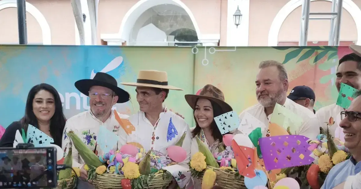 El presidente Rodrigo Paz Pereira con sombrero chapaco durante la fiesta.