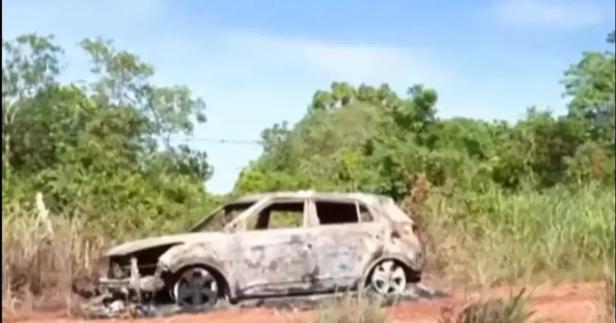 Vehículo calcinado encontrado por la policía brasileña.
