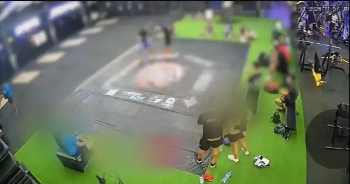 Imágenes de cámaras muestran el momento en que el menor es golpeado por un boxeador mayor.