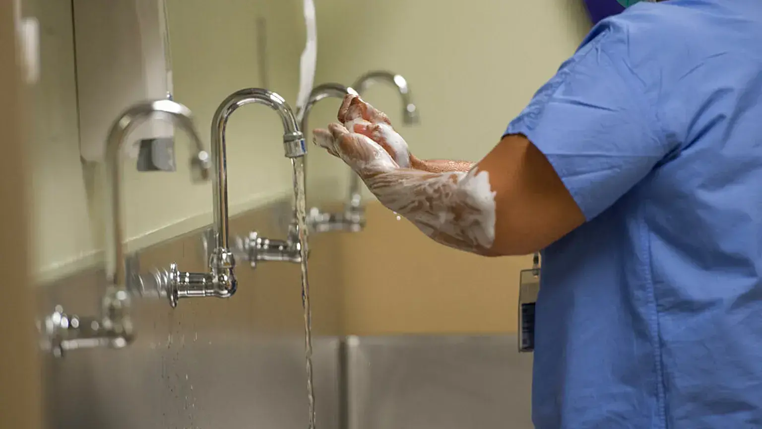 Un trabajador médico se esteriliza antes de participar en un trasplante de riñón en Washington, D.C., en 2016.
