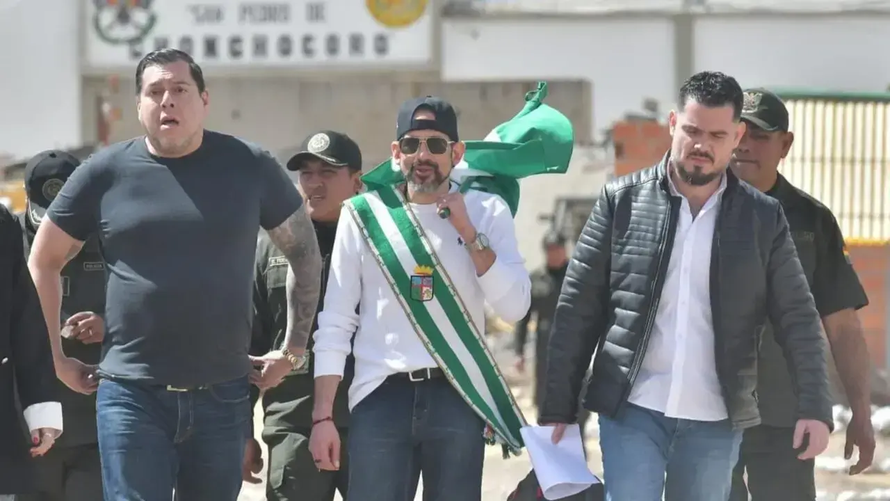 Luis Fernando Camacho sale del penal de Chonchocoro.