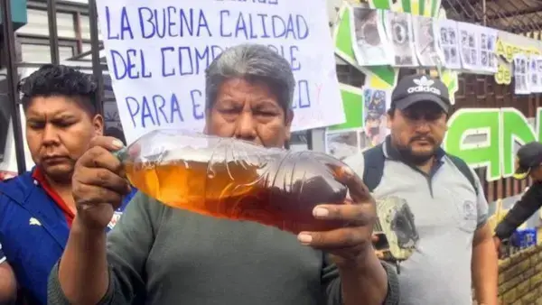 Transportistas de Cochabamba muestran la calidad del combustible.