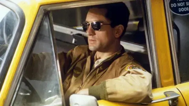 Robert De Niro como Travis Bickle en una cabina telefónica en 'Taxi Driver'.