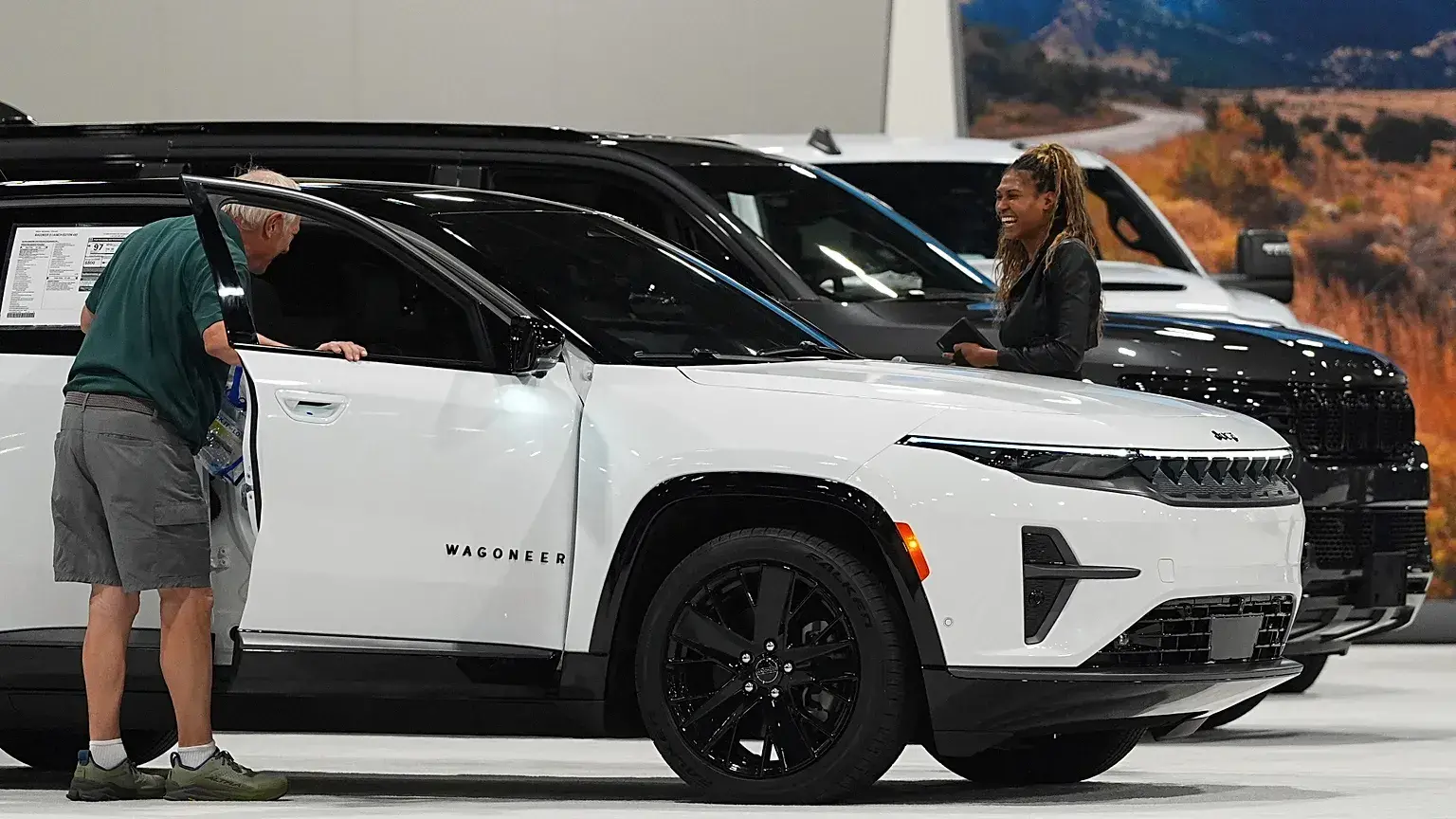 Un comprador mira un vehículo eléctrico Jeep Wagoneer en el Salón del Automóvil de Colorado en abril de 2025.