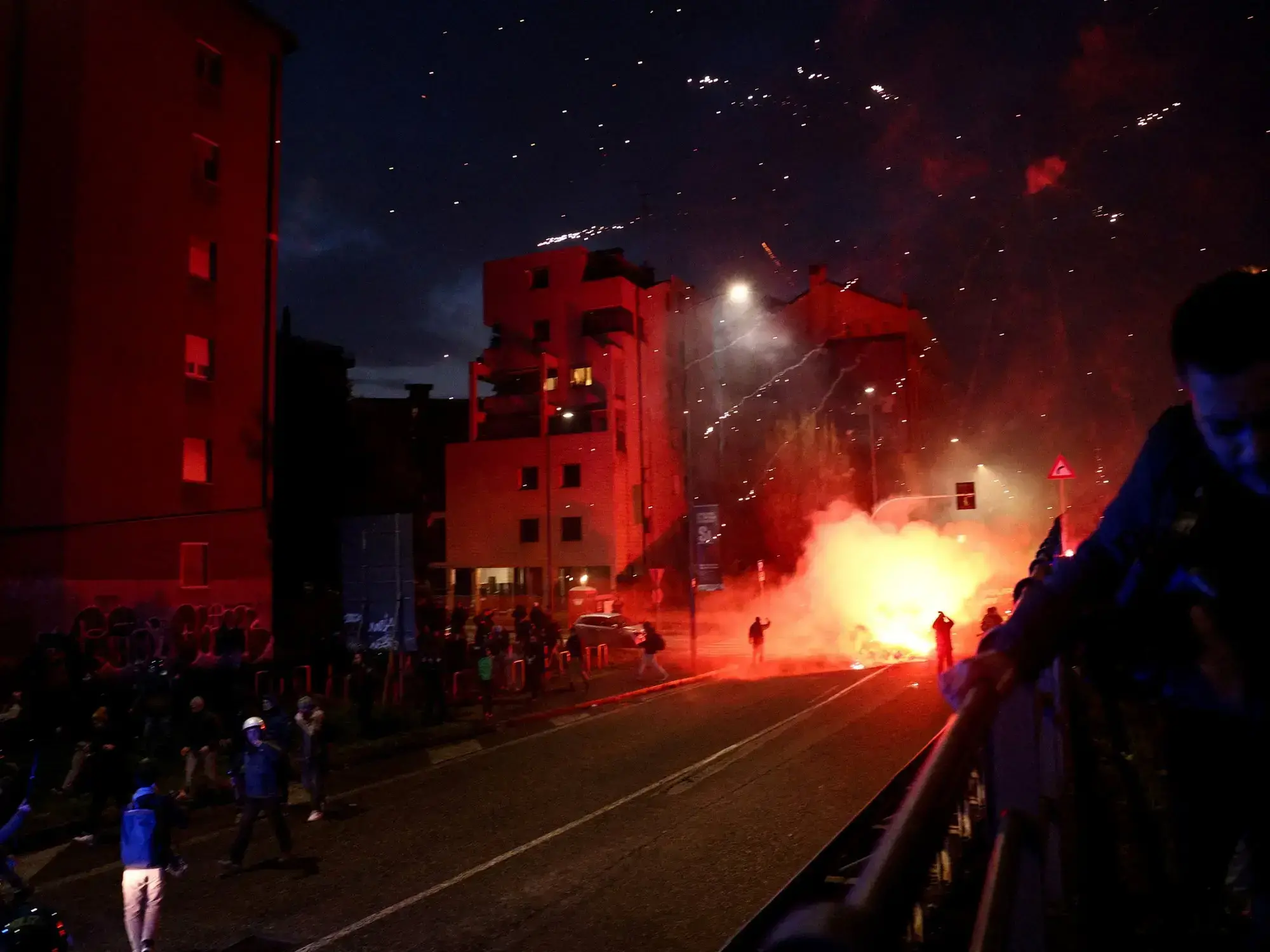 Policías y manifestantes chocaron en las inmediaciones del estadio de Santa Julia.