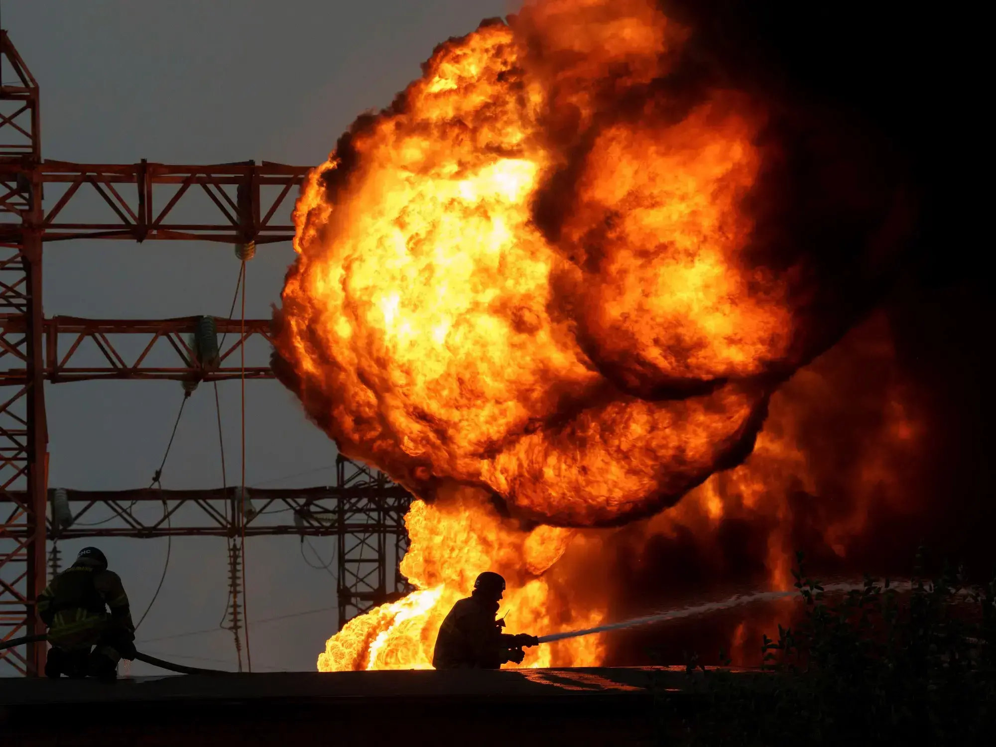 Una central eléctrica en llamas tras un bombardeo ruso en la región de Dnipropetrovsk, Ucrania.