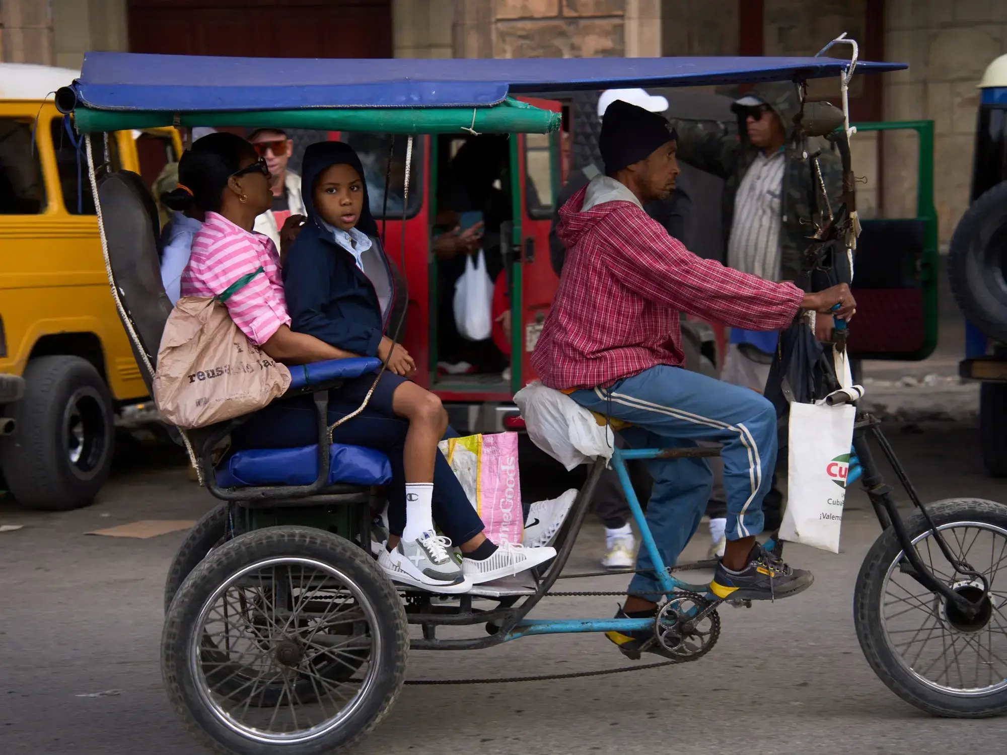 Los 'bicitaxis', la opción ante la falta de combustible en La Habana, Cuba.