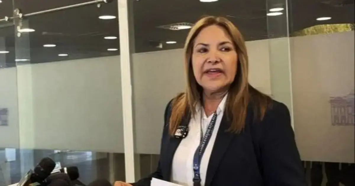 Senadora Kathia Quiroga durante una conferencia de prensa.