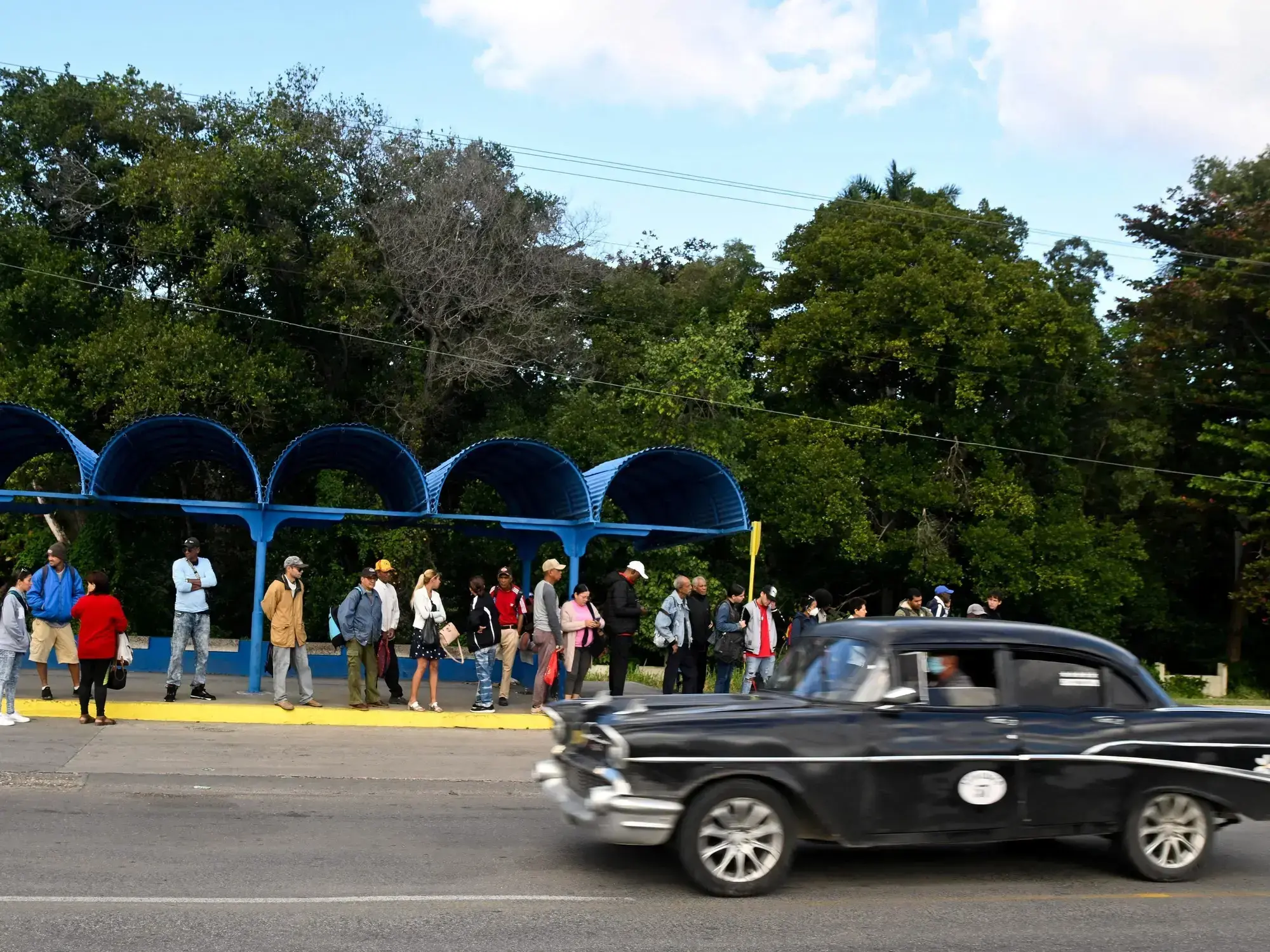 Filas en las paradas de ómnibus en La Habana, Cuba, por la crisis del combustible.