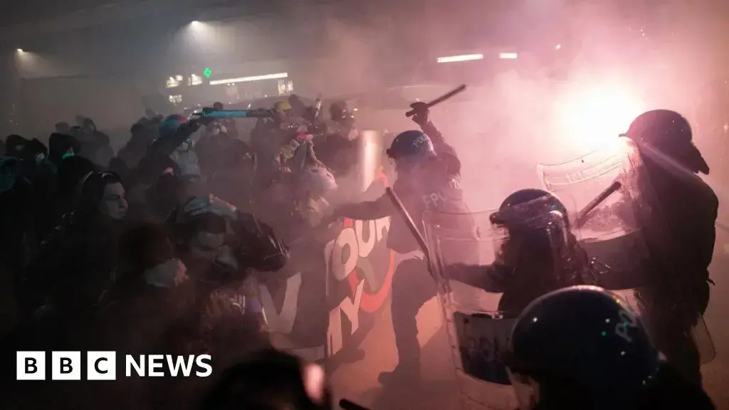 Manifestantes y policías se enfrentan durante una protesta en Milán.